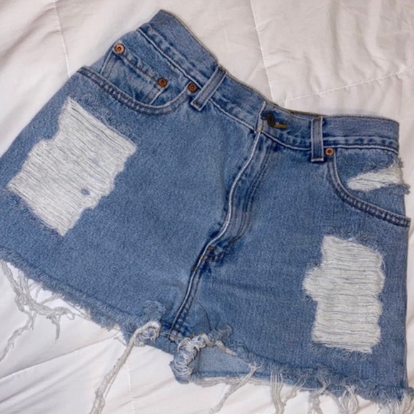Levi’s 550 Light Wash Denim Shorts - Picture 2 of 4